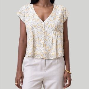 NWT Reistor Deep V-neck Top in Yellow Florals 🌼